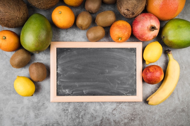 Vue de dessus de délicieux fruits sur la table