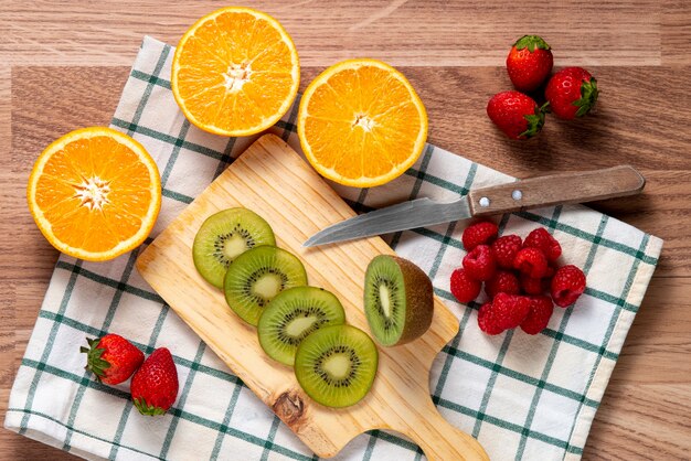 Vue de dessus de délicieux fruits sur la table