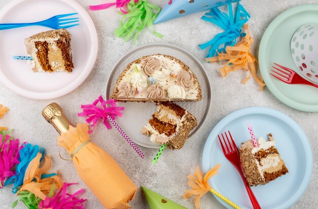 Vue de dessus délicieux gâteau sur assiettes