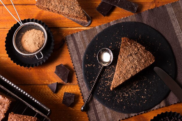 Vue de dessus délicieux gâteau au chocolat sur une assiette