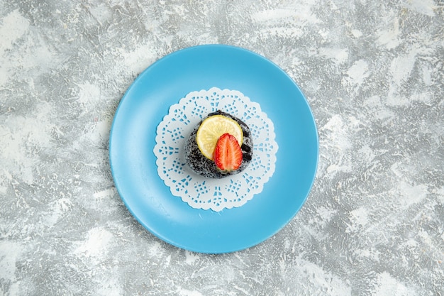 Photo gratuite vue de dessus délicieux gâteau au chocolat avec glaçage sur fond blanc biscuit au sucre au chocolat gâteau sucré cuire au four