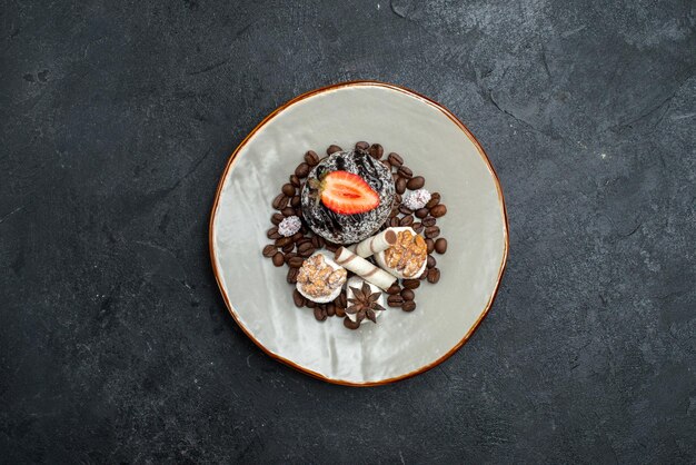 Vue de dessus d'un délicieux gâteau au chocolat avec des pépites de chocolat sur la surface grise