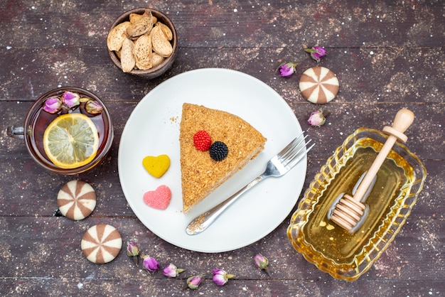 Une Vue De Dessus Délicieux Gâteau Au Miel Avec Des Bonbons Au Miel Et Des Fleurs Sur Le Fond Sombre Gâteau Au Thé Bonbons