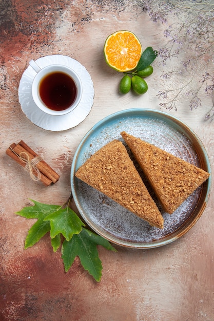 Vue De Dessus D'un Délicieux Gâteau Au Miel Avec Une Tasse De Thé à La Lumière