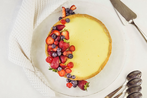 Photo gratuite vue de dessus délicieux gâteau aux baies