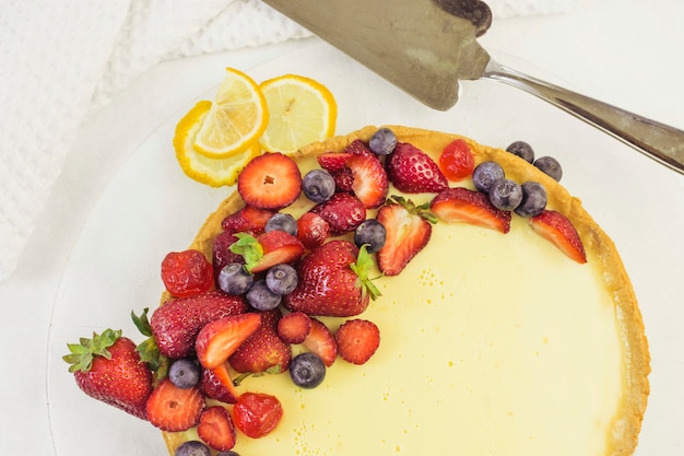 Photo gratuite vue de dessus délicieux gâteau aux baies