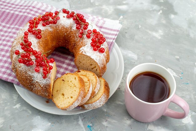 Une vue de dessus délicieux gâteau aux canneberges rouges fraîches, cannelle et thé sur le bureau blanc gâteau biscuit thé berry