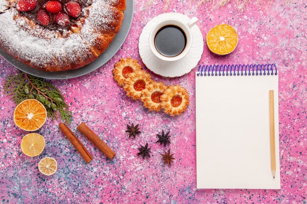 Vue De Dessus Délicieux Gâteau Aux Fraises Avec Des Biscuits Et Une Tasse De Thé Sur Fond Rose Clair Gâteau Cuire Au Four Biscuit Sucre Sucré Biscuit Couleur Tarte