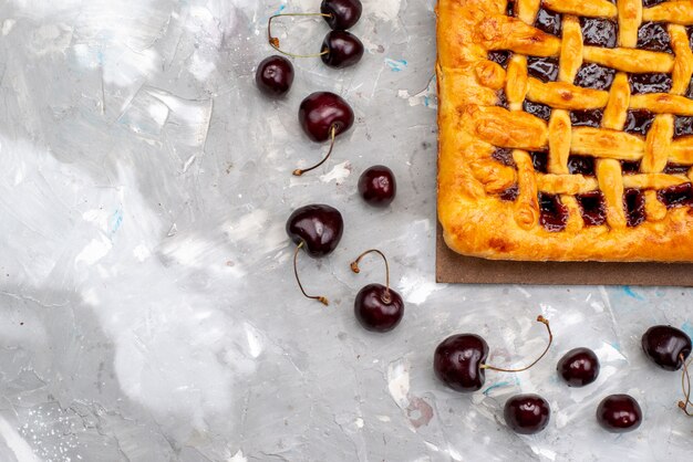 Une vue de dessus délicieux gâteau aux fraises avec de la gelée de fraises à l'intérieur avec gâteau aux cerises fraîches