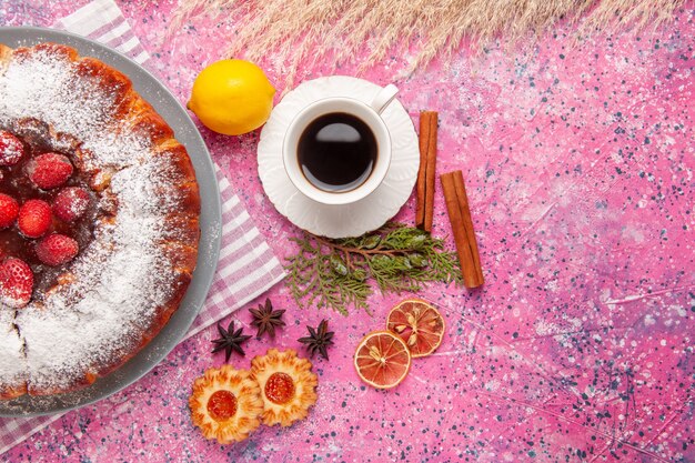 Vue de dessus de délicieux gâteau aux fraises sucre en poudre avec des biscuits et du thé sur fond rose gâteau biscuit au sucre sucré biscuit thé