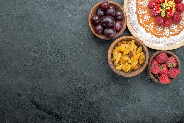 Photo gratuite vue de dessus délicieux gâteau aux framboises et fruits sur fond gris gâteau sucré tarte aux fruits biscuit aux baies