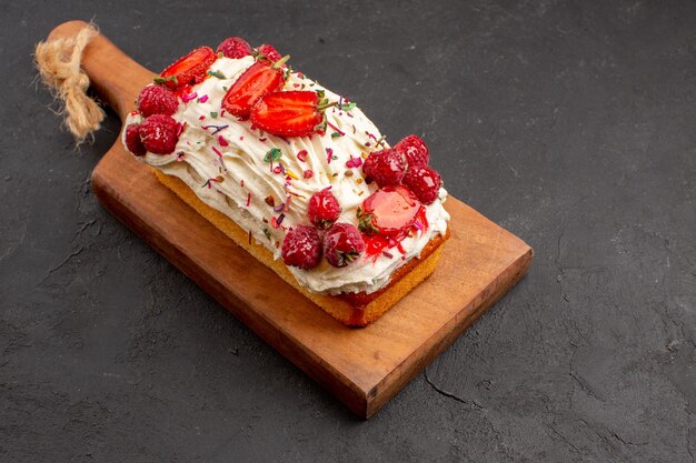 Vue de dessus délicieux gâteau aux fruits sur fond sombre gâteau aux bonbons pâte à biscuits tarte sucrée aux fruits