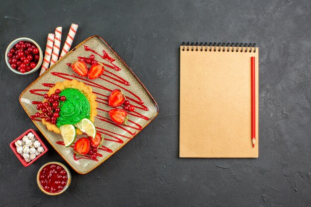 Vue de dessus délicieux gâteau aux fruits