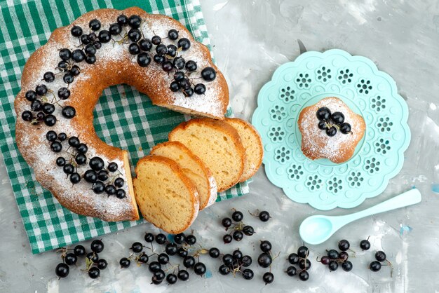 Une vue de dessus délicieux gâteau aux myrtilles fraîches sur le bureau blanc gâteau biscuit thé berry sucre