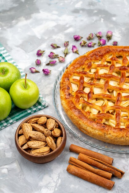 Une vue de dessus délicieux gâteau aux pommes avec des pommes vertes fraîches gâteau biscuit sucre frui cuire