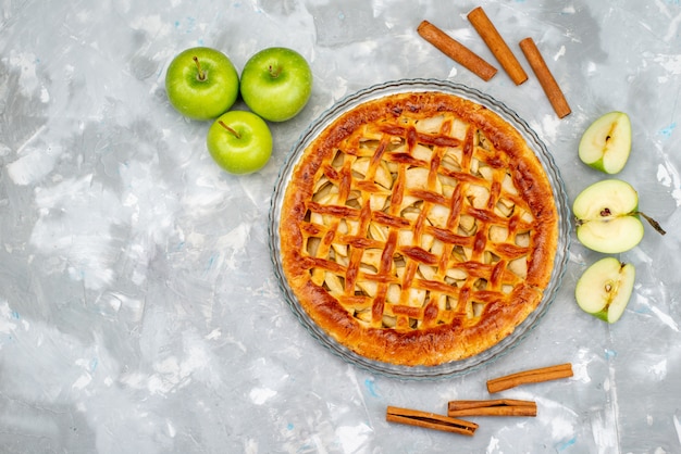 Photo gratuite une vue de dessus délicieux gâteau aux pommes avec des pommes vertes fraîches gâteau biscuit sucre fruit