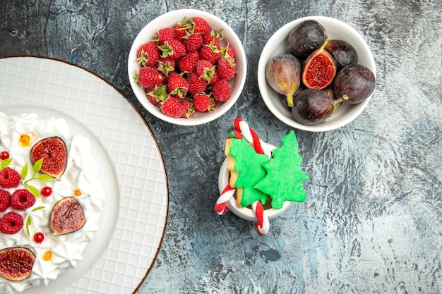 Vue de dessus d'un délicieux gâteau à la crème avec différents fruits