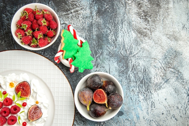 Vue de dessus d'un délicieux gâteau à la crème avec différents fruits