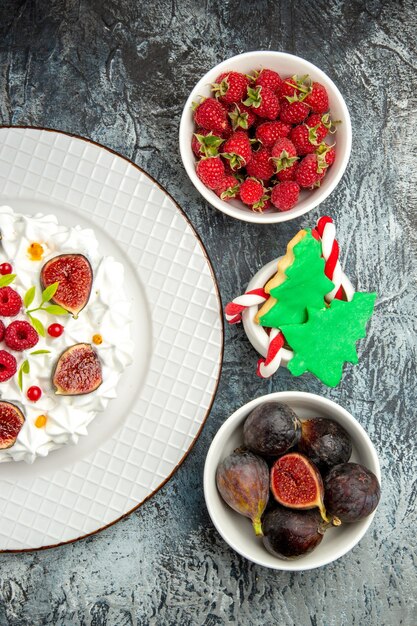 Vue de dessus d'un délicieux gâteau à la crème avec différents fruits