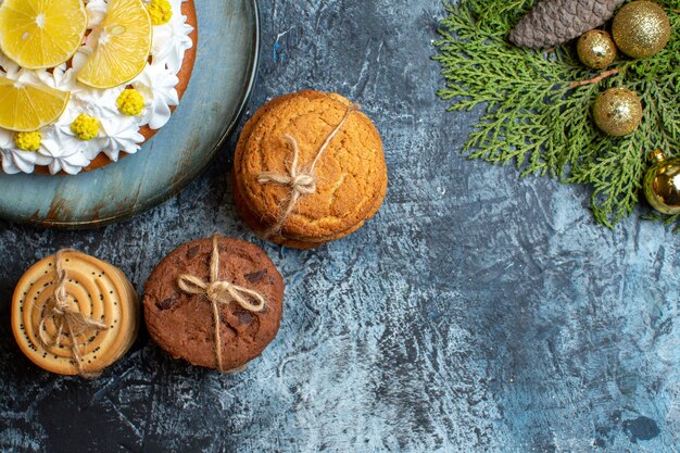 Vue de dessus délicieux gâteau à la crème avec des fruits tranchés et des biscuits