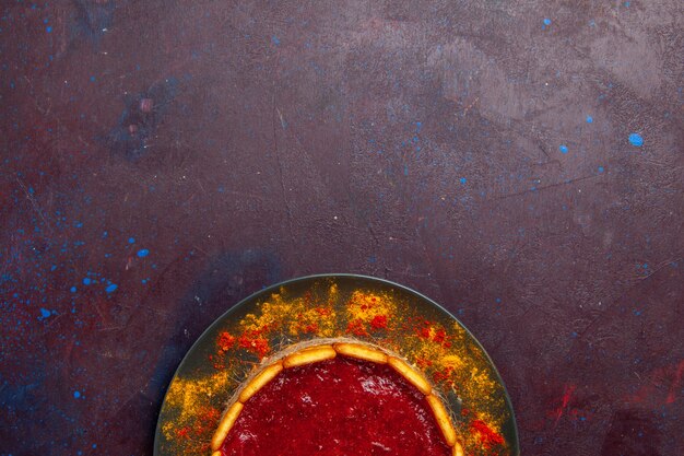 Vue de dessus délicieux gâteau à la crème rouge et biscuits sur le bureau sombre gâteau biscuit tarte au sucre tarte au sucre biscuit sucré