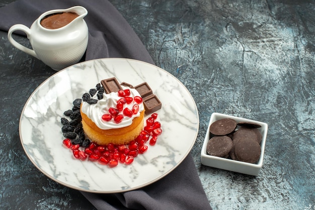 Vue de dessus délicieux gâteau crémeux au chocolat et aux raisins secs sur un sol clair-foncé