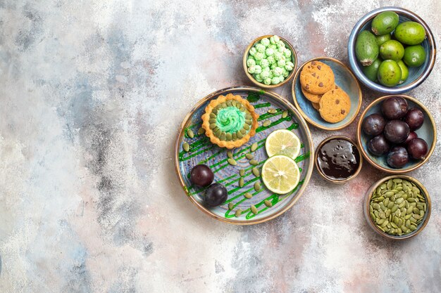 Vue de dessus délicieux gâteau crémeux aux fruits sur fond clair biscuit bonbon sucré