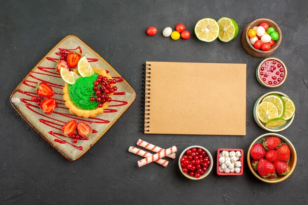 Vue de dessus délicieux gâteau crémeux aux fruits sur le fond gris dessert couleur biscuit sucré