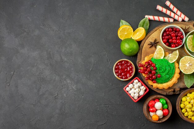 Vue de dessus délicieux gâteau crémeux aux fruits sur fond sombre biscuit sucré endroit gratuit