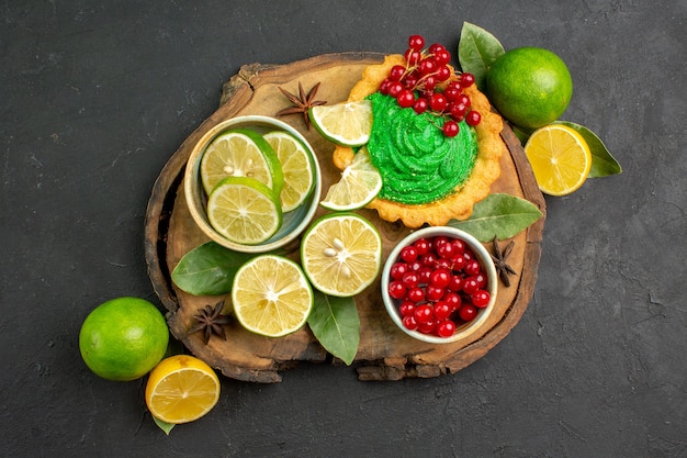 Vue de dessus délicieux gâteau crémeux aux fruits