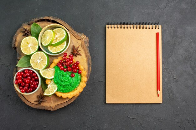 Vue de dessus délicieux gâteau crémeux aux fruits