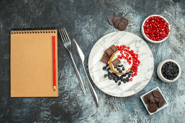 Vue De Dessus Délicieux Gâteau Crémeux Aux Raisins Secs Et Tasse De Thé Sur Fond Clair-foncé