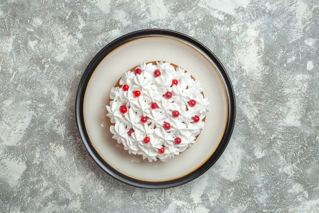 Photo gratuite vue de dessus d'un délicieux gâteau crémeux décoré de fruits sur fond de glace