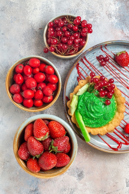 Vue de dessus délicieux gâteau crémeux avec des fruits frais sur une table légère biscuit gâteau dessert sucré