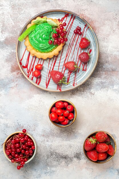 Vue de dessus délicieux gâteau crémeux avec des fruits frais sur la table lumineuse gâteau dessert biscuit sucré