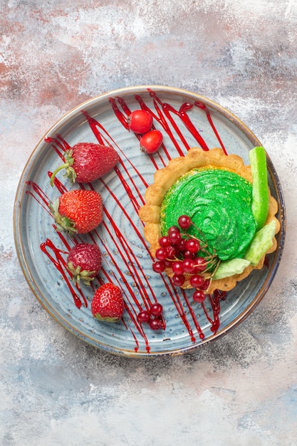 Photo gratuite vue de dessus délicieux gâteau crémeux avec des fruits sur table lumineuse, gâteau sucré dessert biscuit