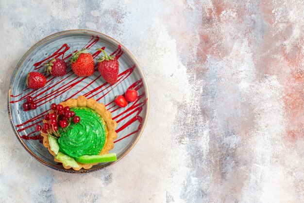 Vue de dessus délicieux gâteau crémeux avec des fruits sur table lumineuse, gâteau sucré dessert biscuit