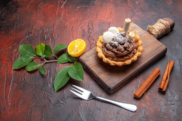 Vue de dessus délicieux gâteau crémeux sur la table sombre gâteau biscuit dessert sucré