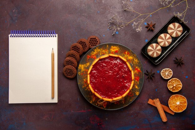 Vue de dessus délicieux gâteau dessert avec tasse de café et biscuits au chocolat sur fond sombre biscuit sucre biscuit gâteau dessert sucré