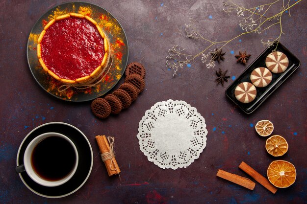 Vue de dessus délicieux gâteau de dessert avec une tasse de café et des biscuits sur le bureau sombre biscuit biscuits au sucre gâteau dessert sucré