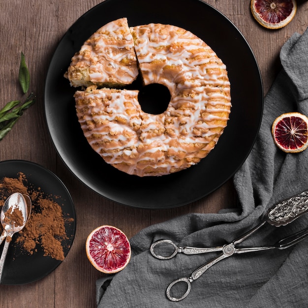 Vue de dessus délicieux gâteau fait maison sur une plaque