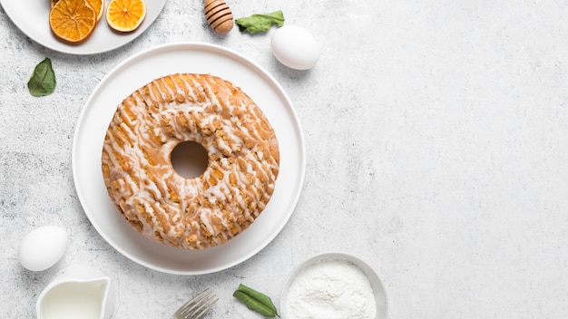 Photo gratuite vue de dessus délicieux gâteau fait maison sur la table