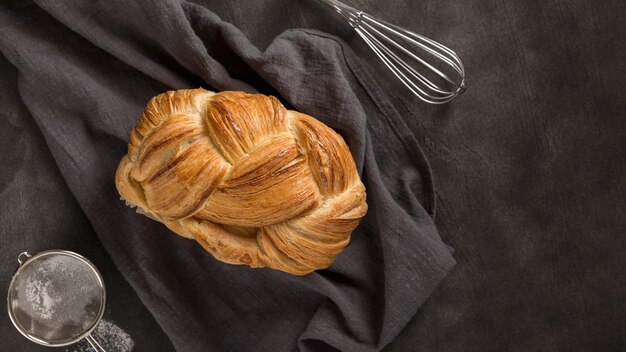 Vue de dessus délicieux gâteau fait maison sur la table