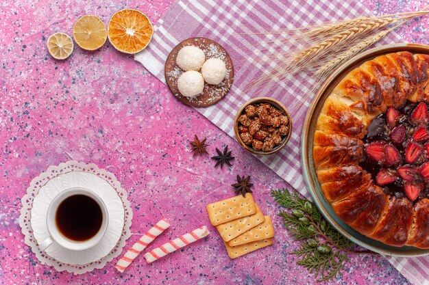 Vue de dessus délicieux gâteau fruité tarte aux fraises avec du thé sur rose