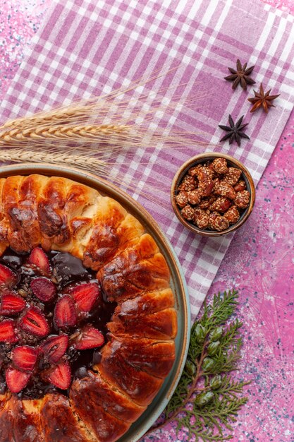 Photo gratuite vue de dessus délicieux gâteau fruité de tarte aux fraises sur rose