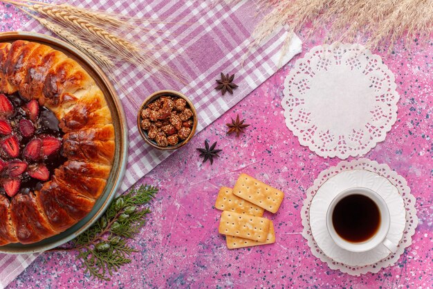 Vue de dessus délicieux gâteau fruité tarte aux fraises sur le rose