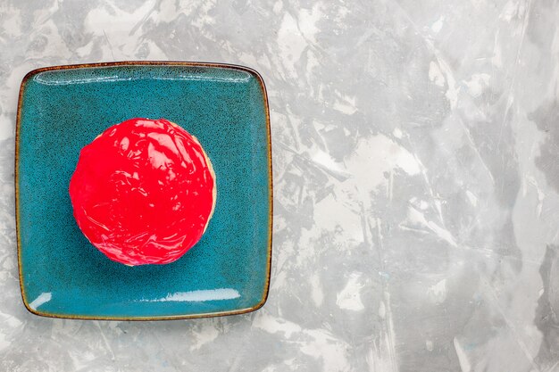 Vue de dessus délicieux gâteau à la petite tarte à la crème rouge sur fond blanc gâteau biscuit cuire au four crème sucrée