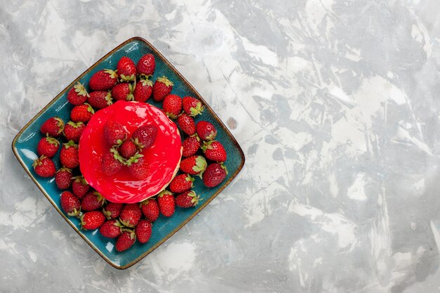 Vue de dessus délicieux gâteau à la petite tarte à la crème rouge et fraises fraîches sur fond blanc clair gâteau biscuit biscuits crème sucre sucré