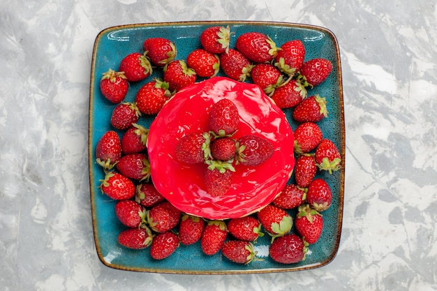 Vue de dessus délicieux gâteau à la petite tarte à la crème rouge et fraises fraîches sur la surface blanche gâteau biscuit cuire au four sucre crème