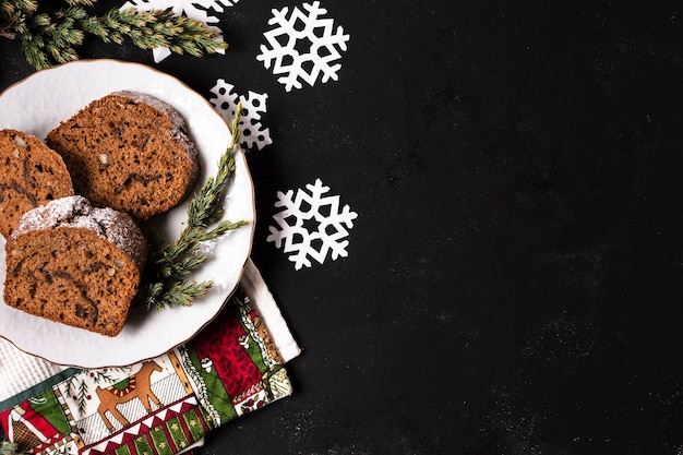 Photo gratuite vue de dessus délicieux gâteau pour la fête de noël avec espace de copie